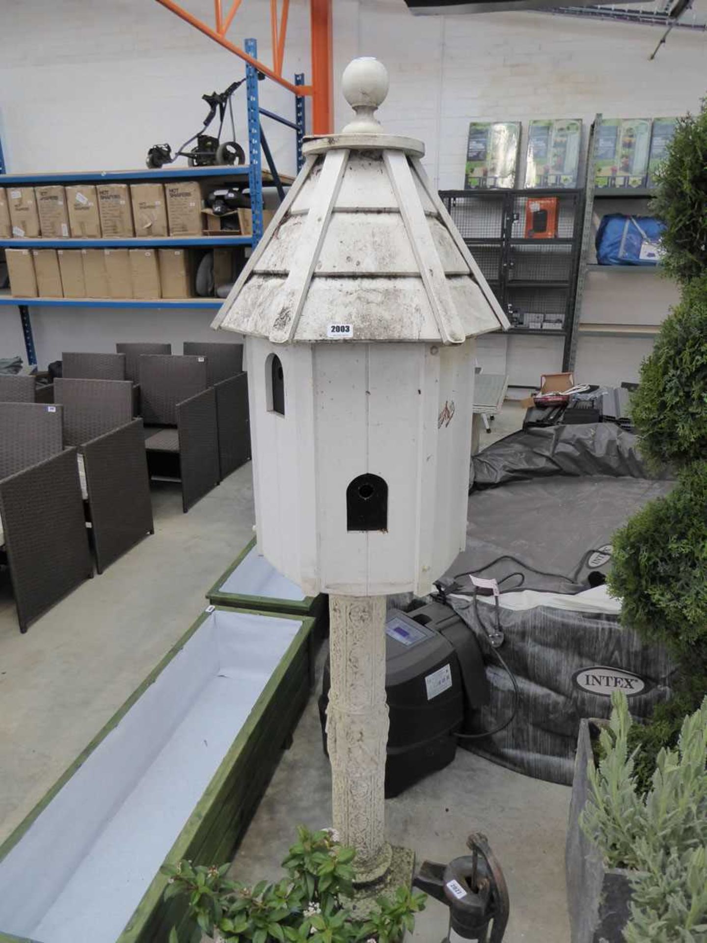 Wooden dove house on concrete pillar - Image 2 of 2