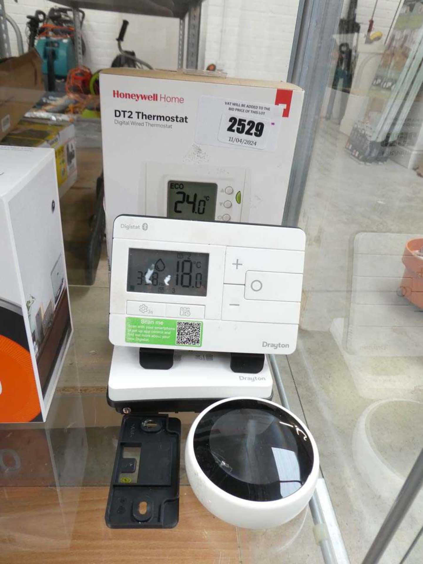 +VAT Drayton Digistat 2 piece thermostat set with Honeywell Home DT2 digital wired thermostat