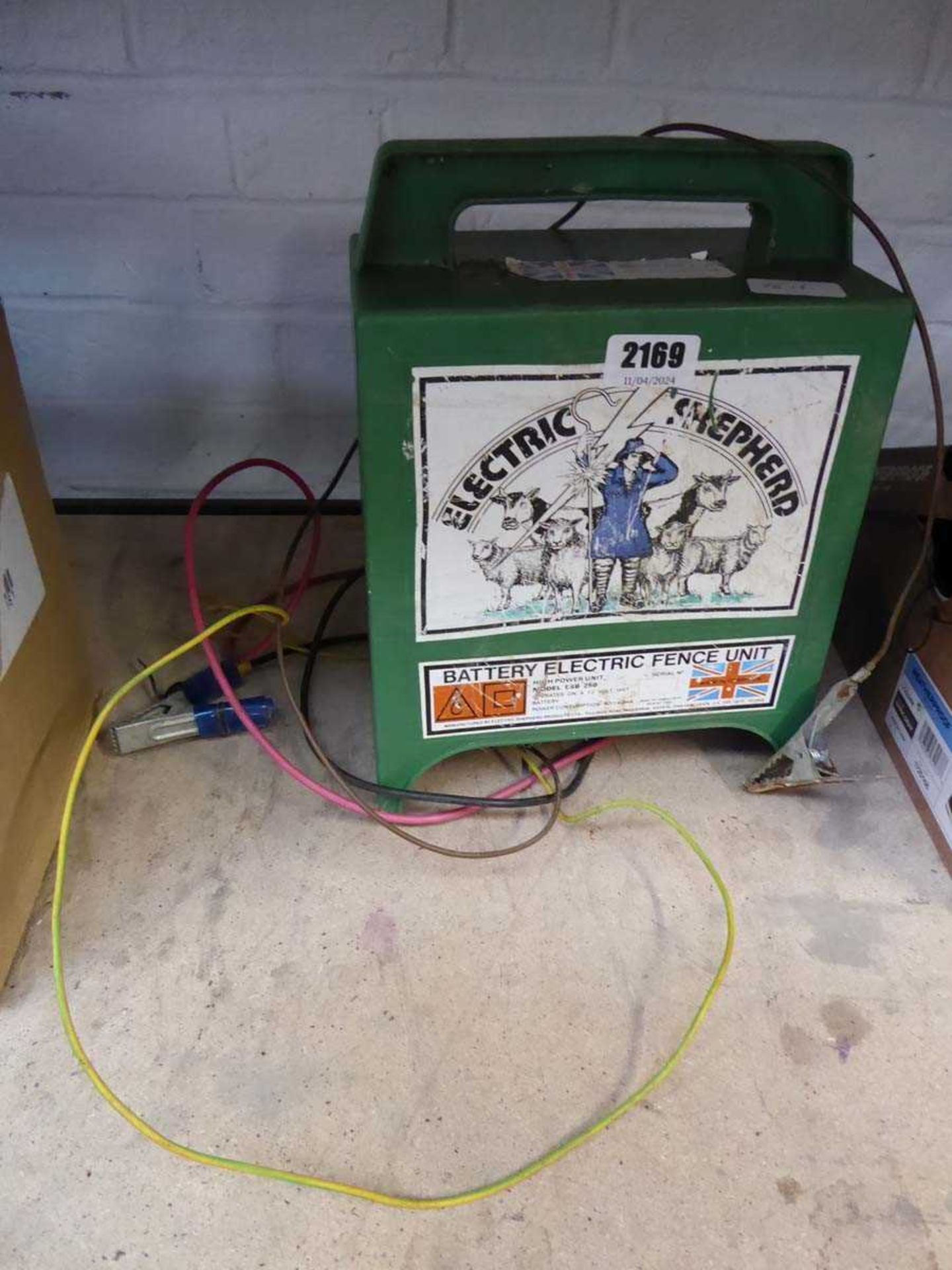 Battery powered electric fence unit