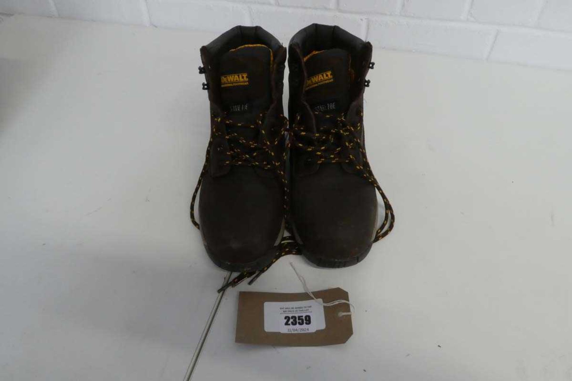+VAT Pair of mens Dewalt work boots in brown size 8