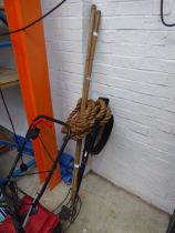 Quantity of garden tools incl. Spear & Jackson hoe, rope, sieve, etc.