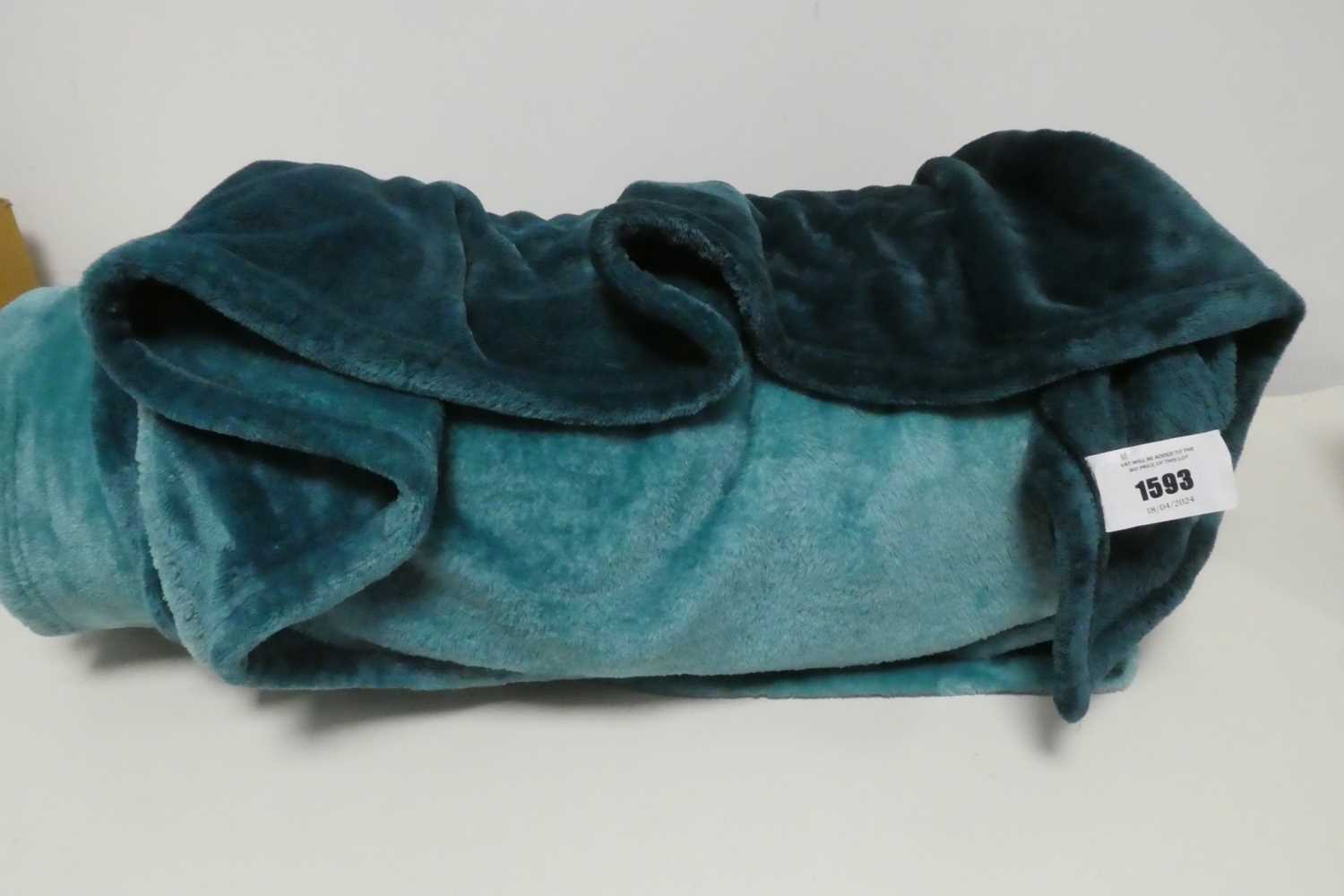 +VAT Large life comfort throw in green