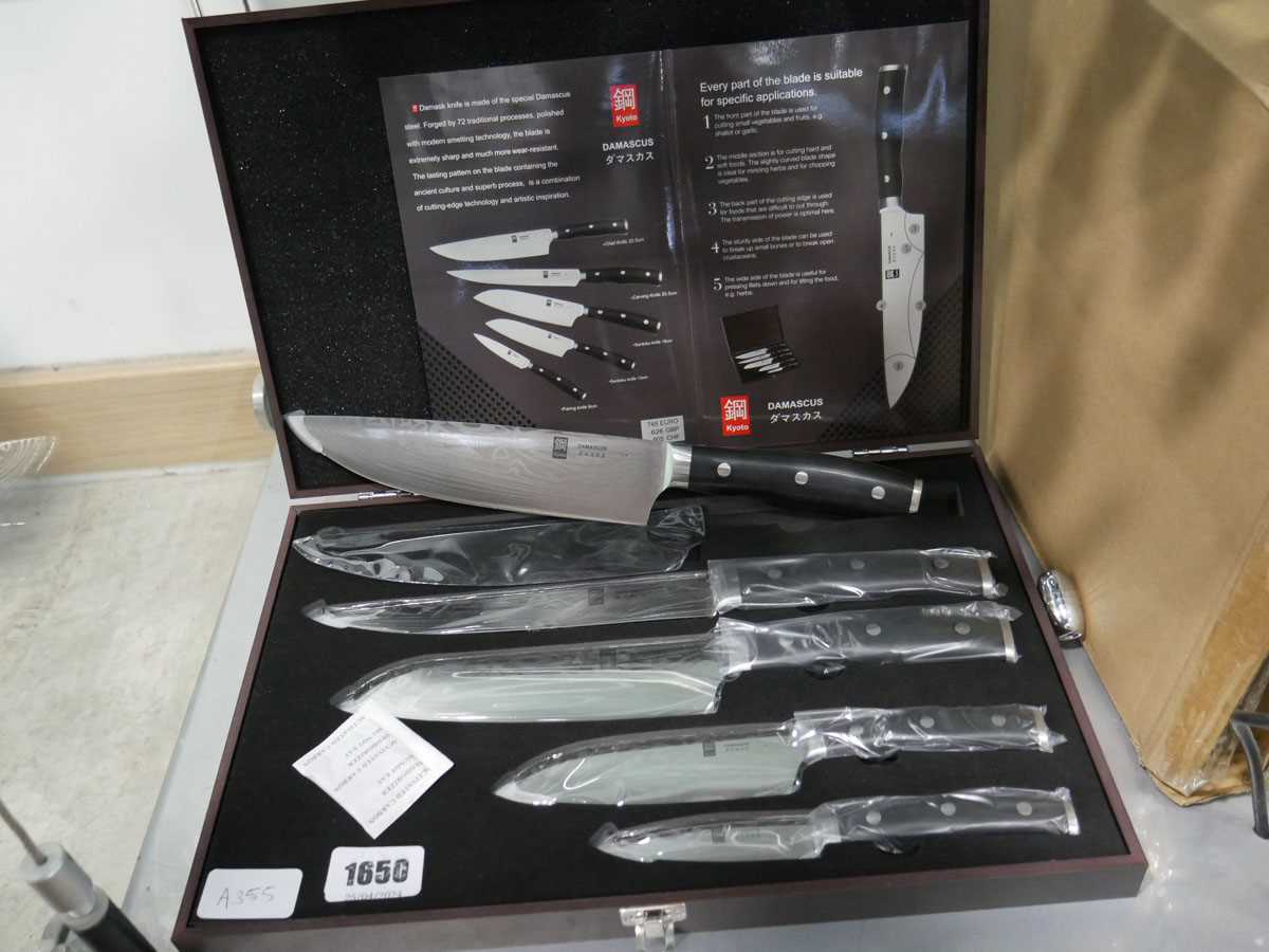 5 piece Damascus steel blade knife set in wooden case