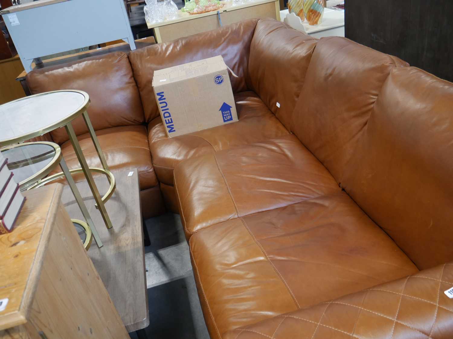 Tan corner sofa with diamond stitched arms together with a box containing the legs - Image 2 of 3