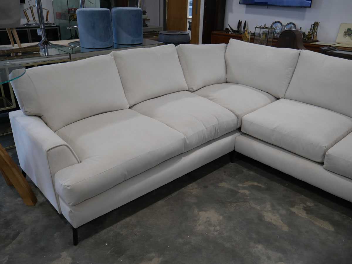 +VAT Modern white upholstered L-shaped corner sofa on black metal supports - Image 2 of 3