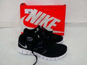 +VAT Boxed pair of Nike free run 2 trainers in black / white-dark grey size UK9.5
