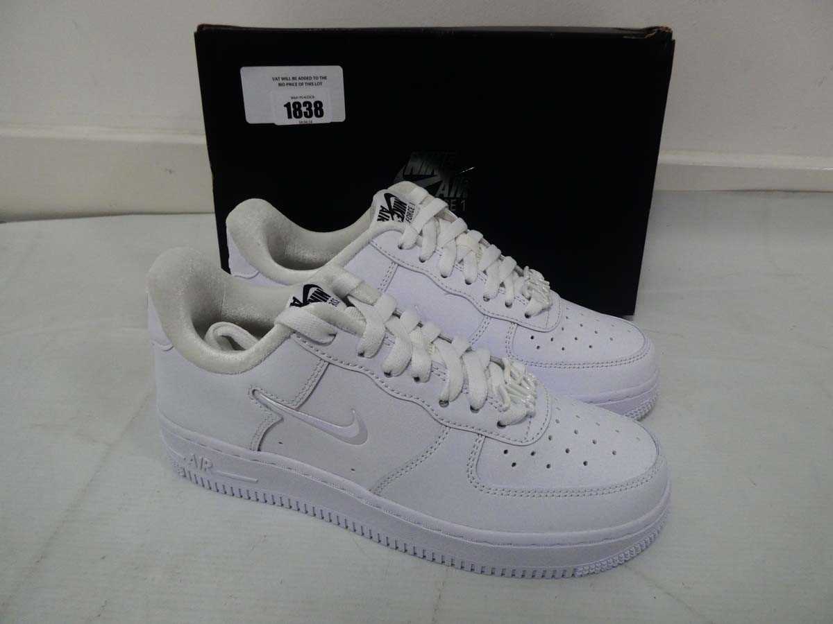 +VAT Boxed pair of Nike air force 1 '07 SE trainers in white size UK4