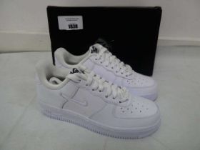 +VAT Boxed pair of Nike air force 1 '07 SE trainers in white size UK4