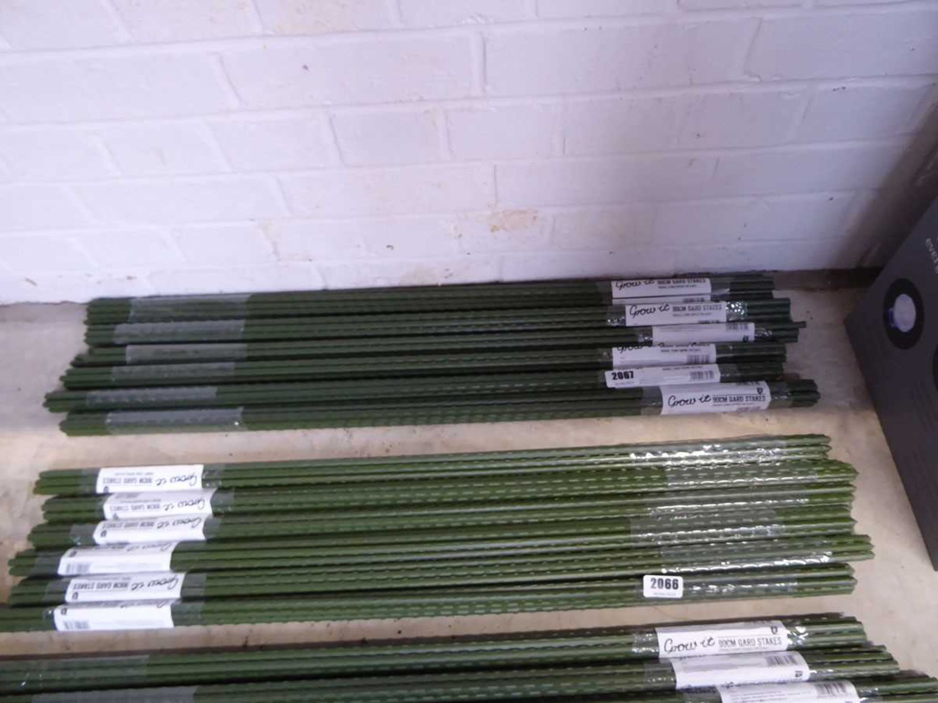 48x 90cm garden stakes