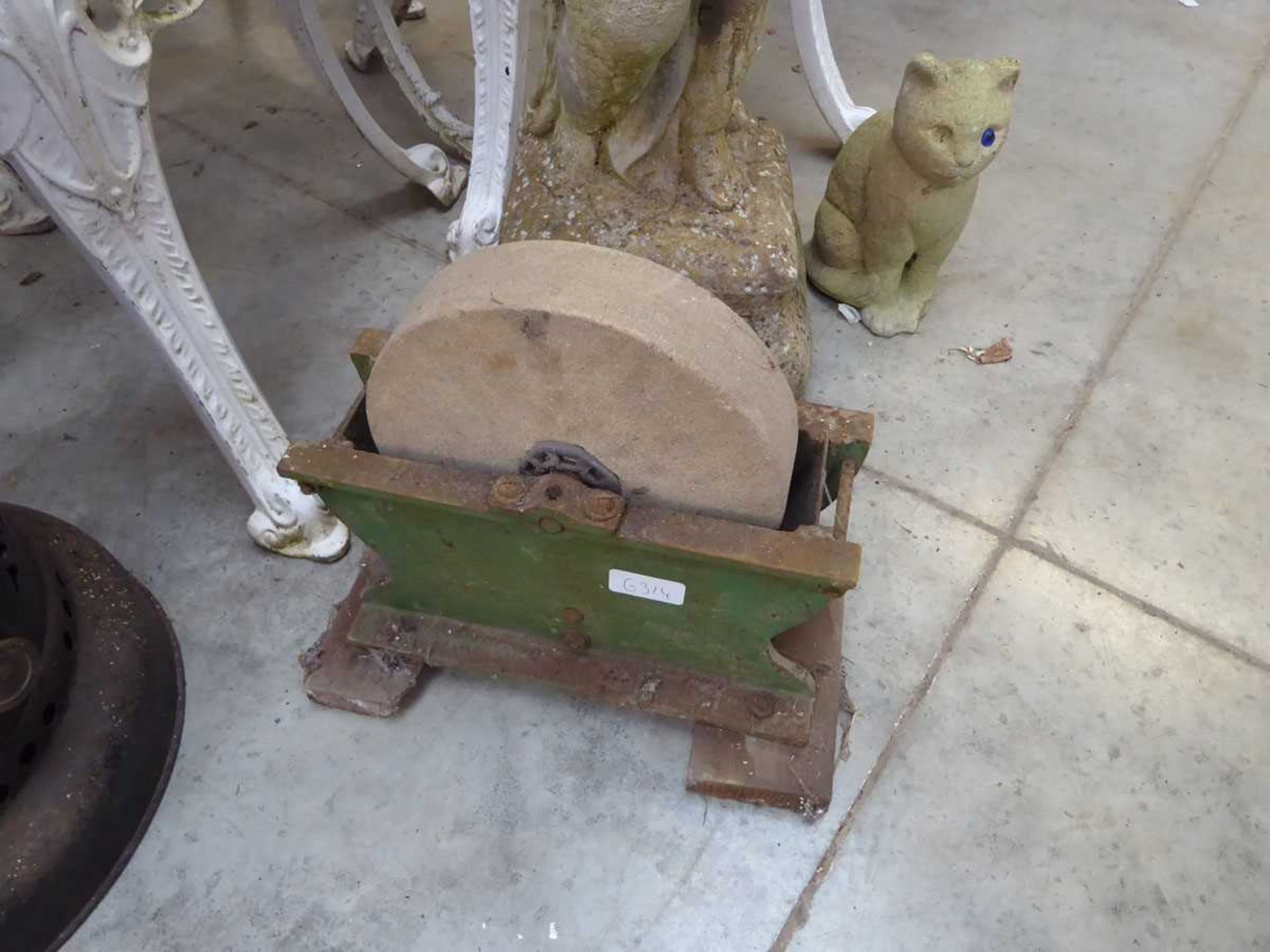 Concrete garden cherub together with small concrete cat and manual grinding wheel - Image 2 of 3