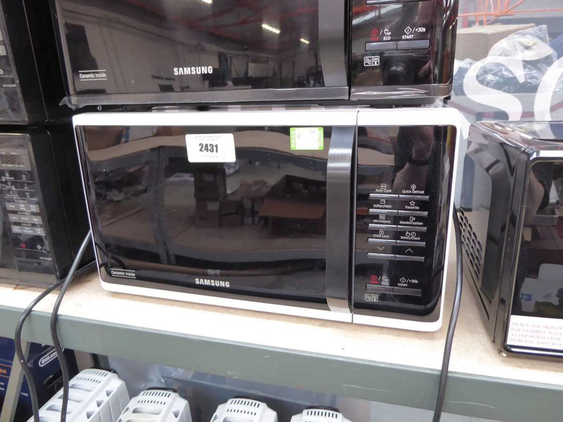 +VAT Boxed Samsung digital microwave oven