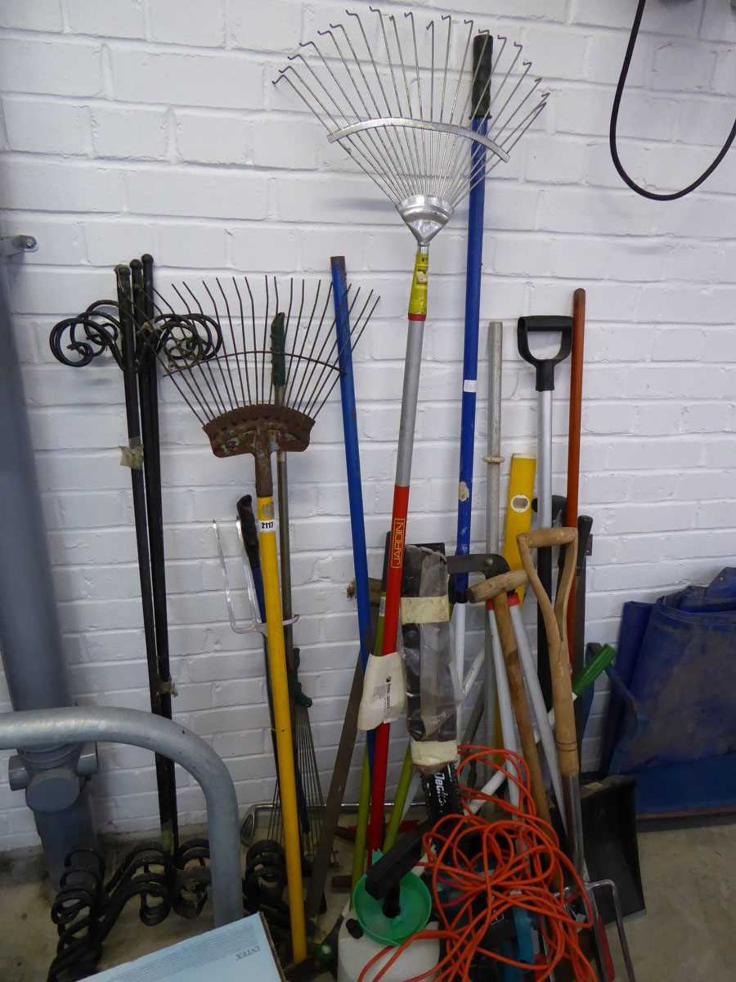Large qty of outdoor garden hand tools to include rakes, forks, spades, pump sprayer etc - Image 2 of 3
