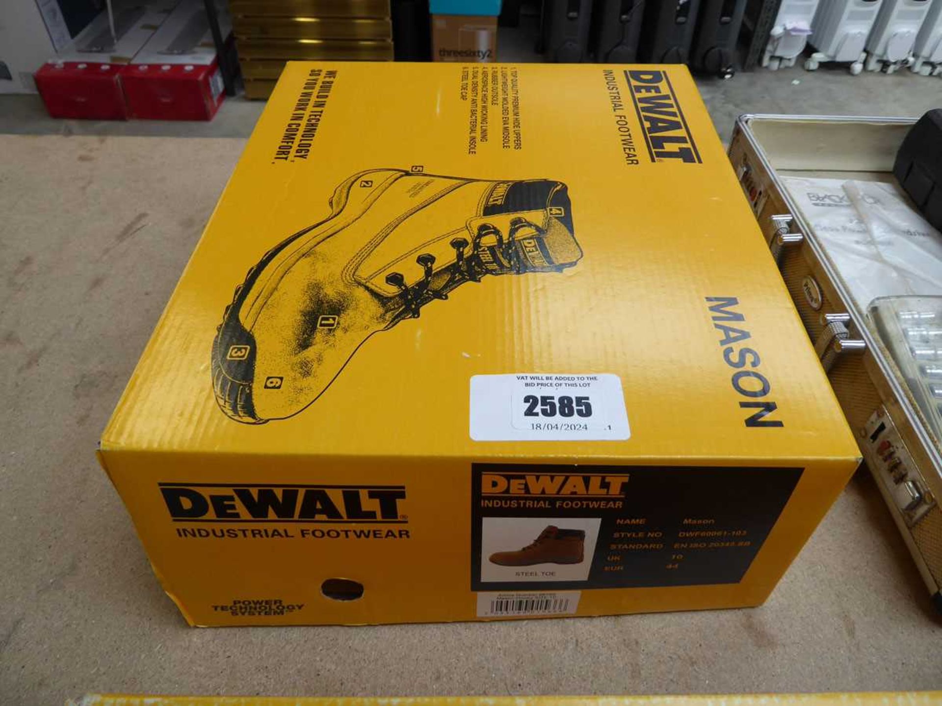 Boxed pair of DeWalt Mason steel toe safety boots in tan (size UK 10)