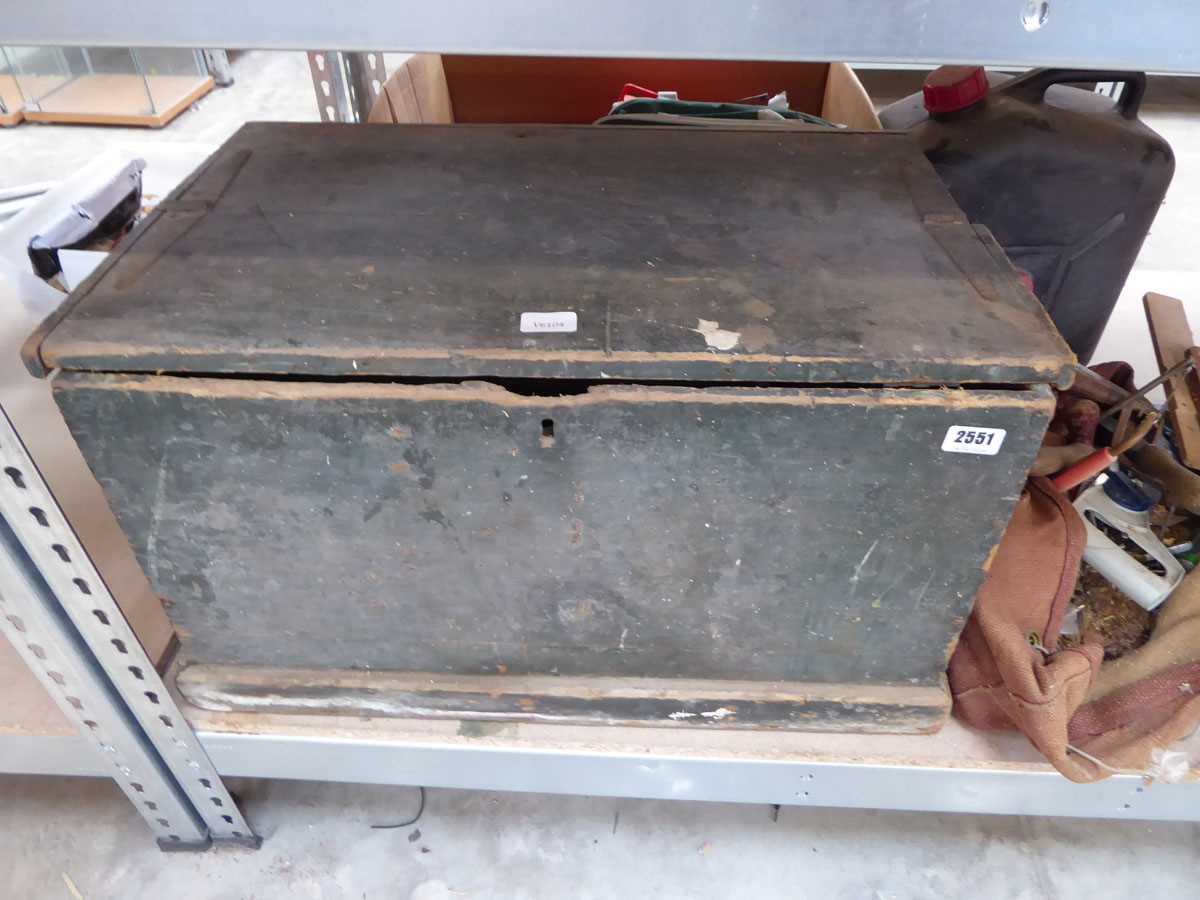 Wooden carpenters toolchest containing a quantity of mixed tooling