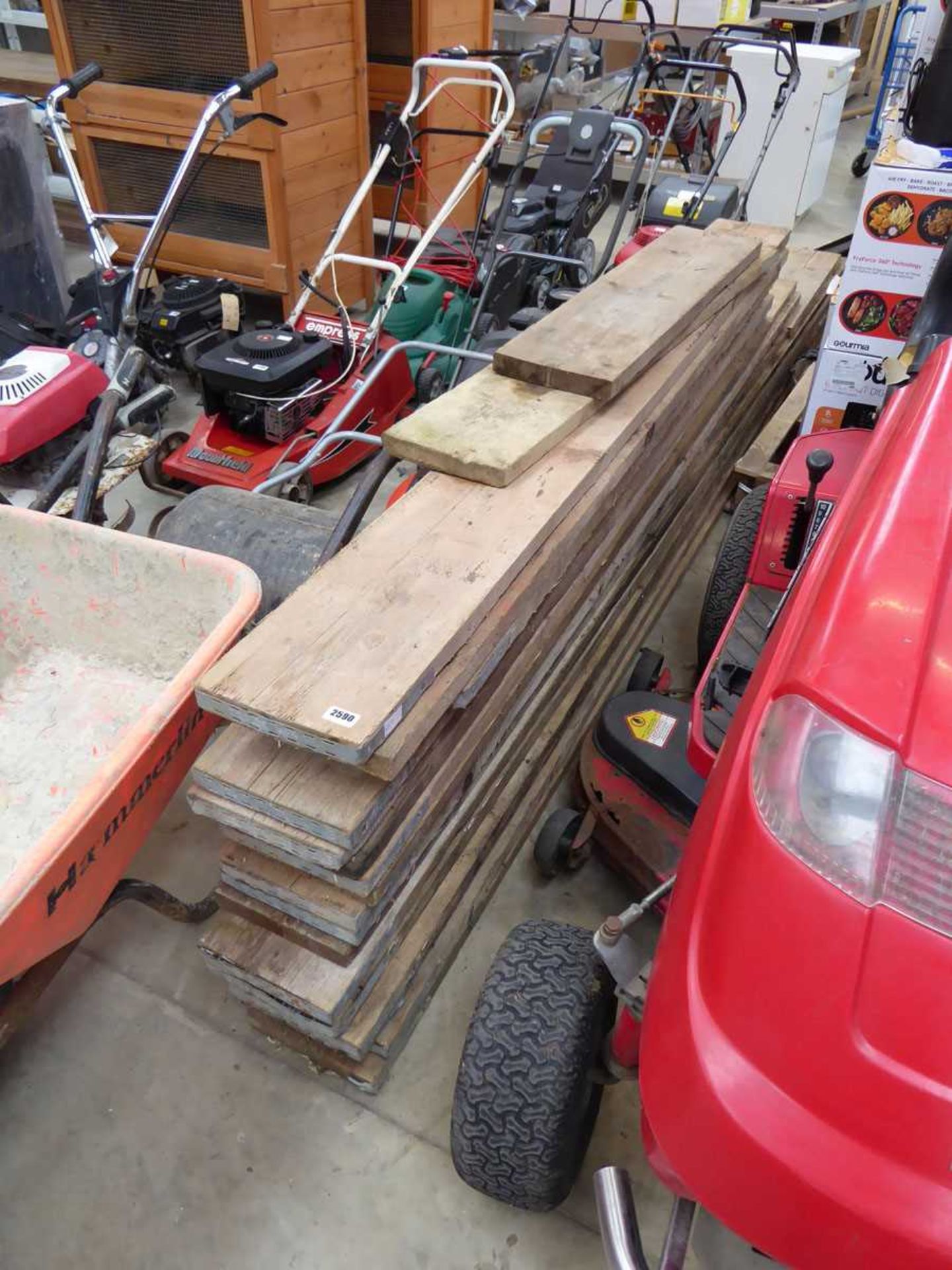 19 various size scaffold boards