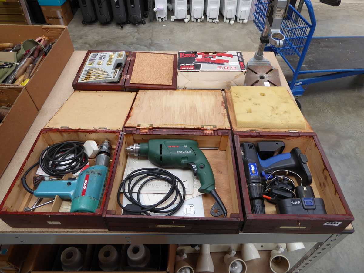 Quantity of mixed electrical tooling, to include 2 Bosch hammer drills, power level sander, drill