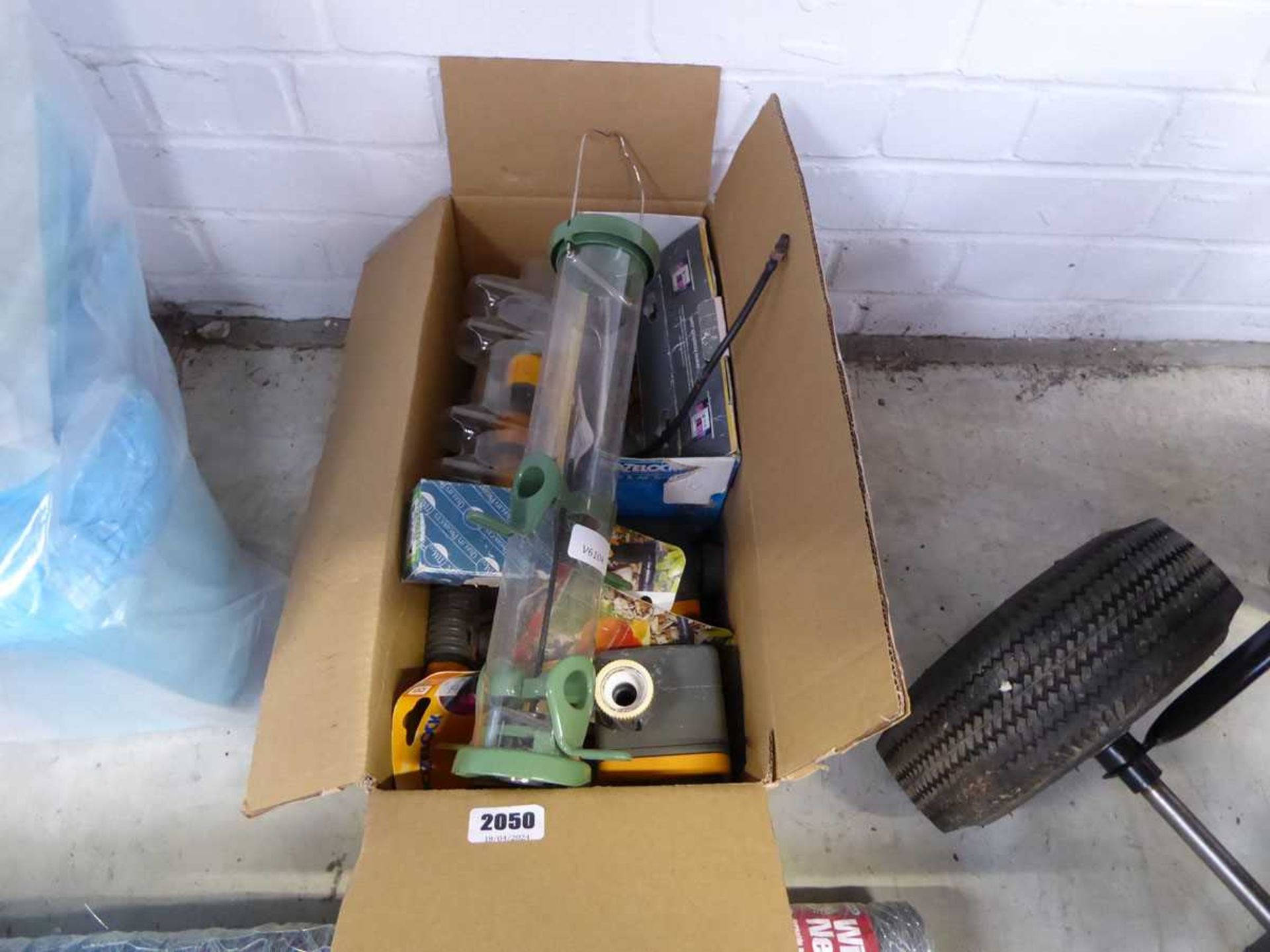 Box containing qty of various outdoor garden related items to include mainly hose lock accessories