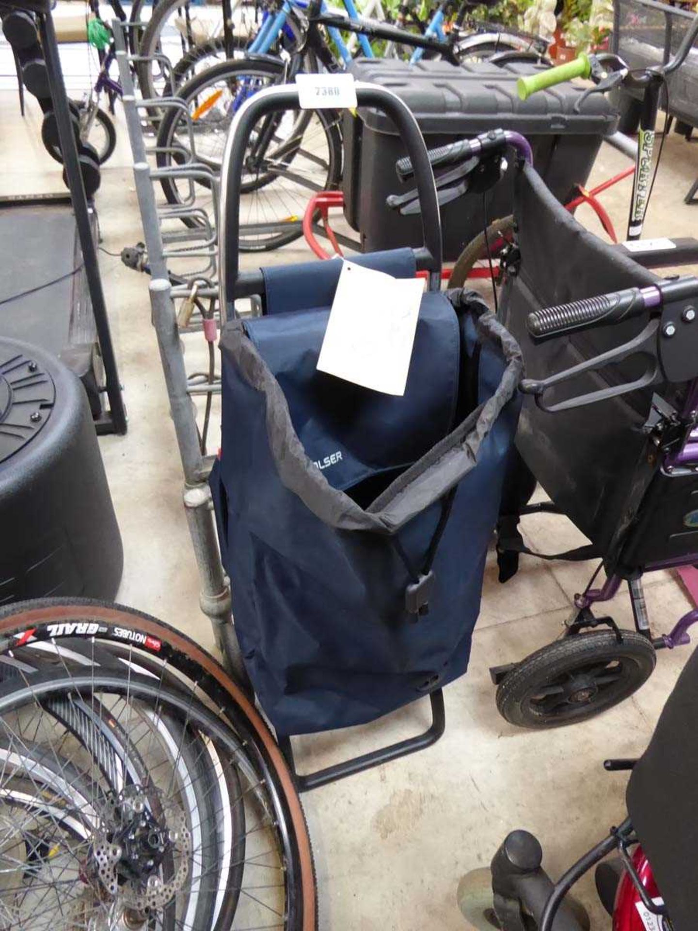 +VAT 2 wheeled roller bag