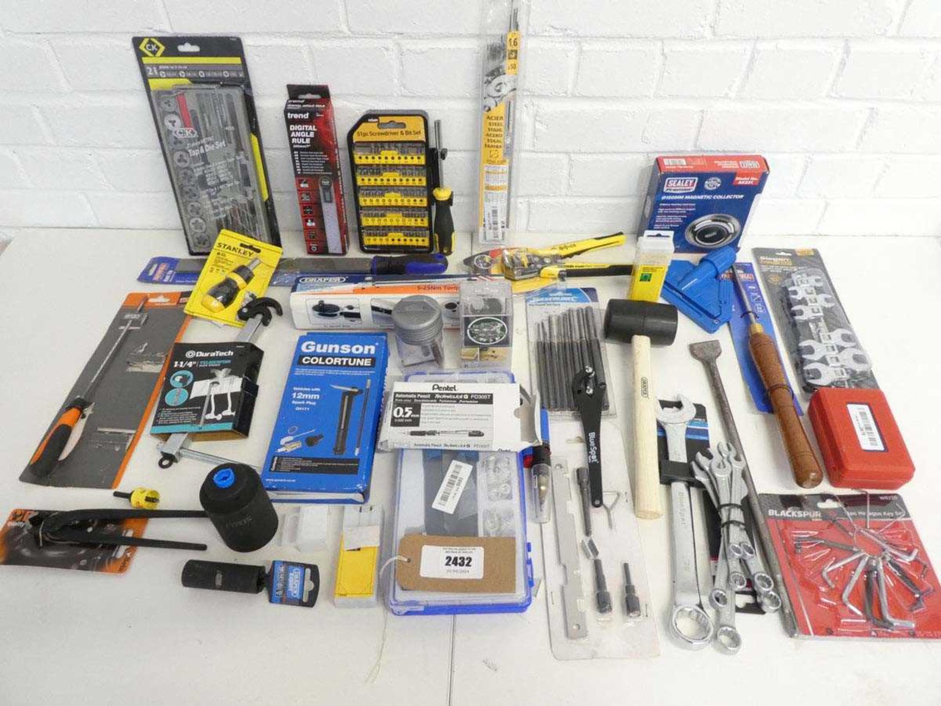 +VAT Large quantity of assorted mixed tooling to include a 21 piece metric tap and dye set, Trend