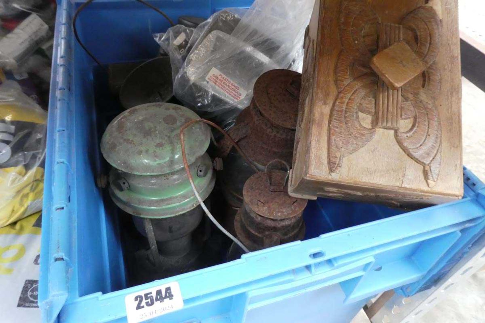 Crate containing qty of mainly vintage Hurricane style lanterns