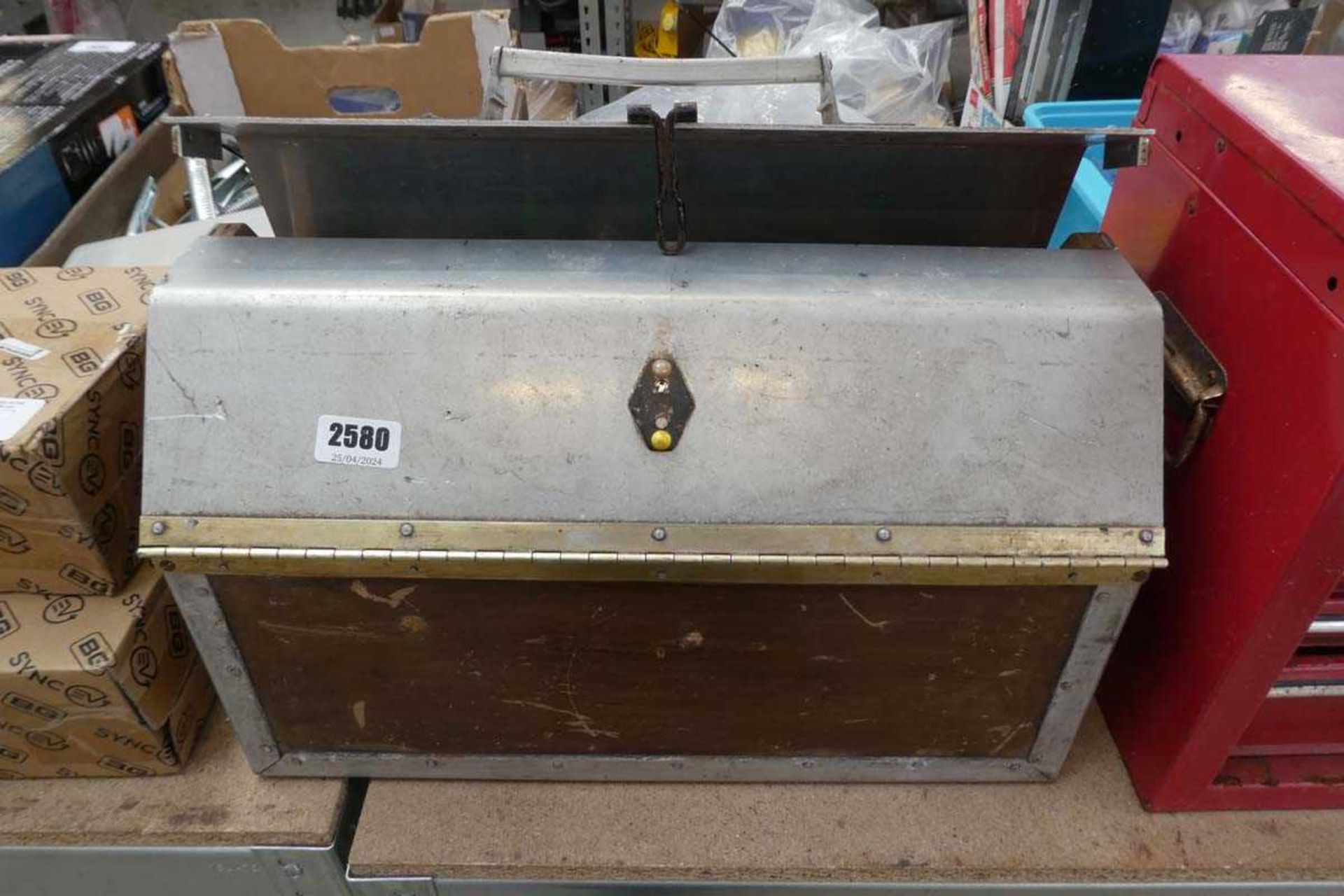 Metal expanding toolbox containing a quantity of mixed tooling