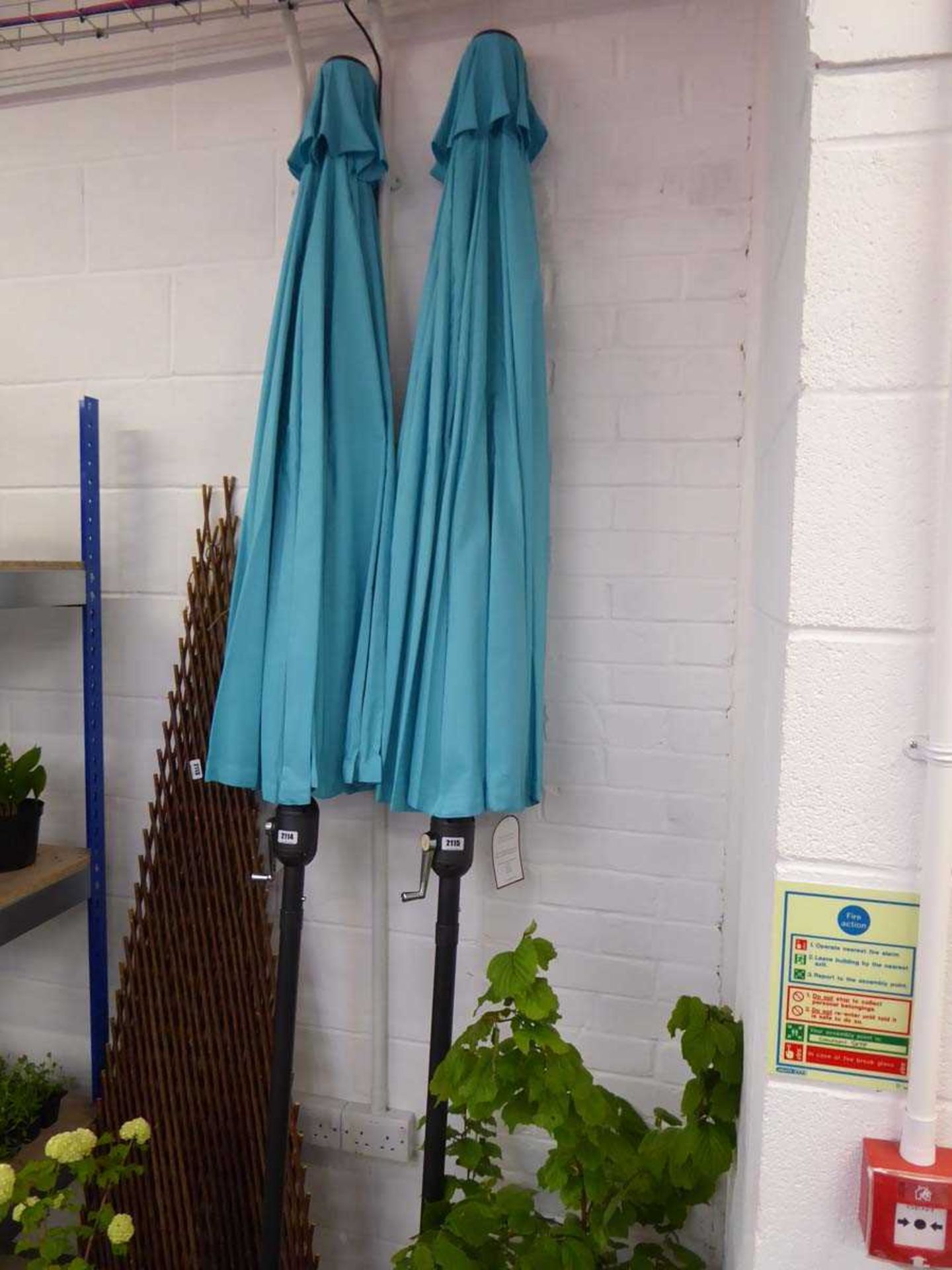 Aqua blue 2.5m wind up garden parasol