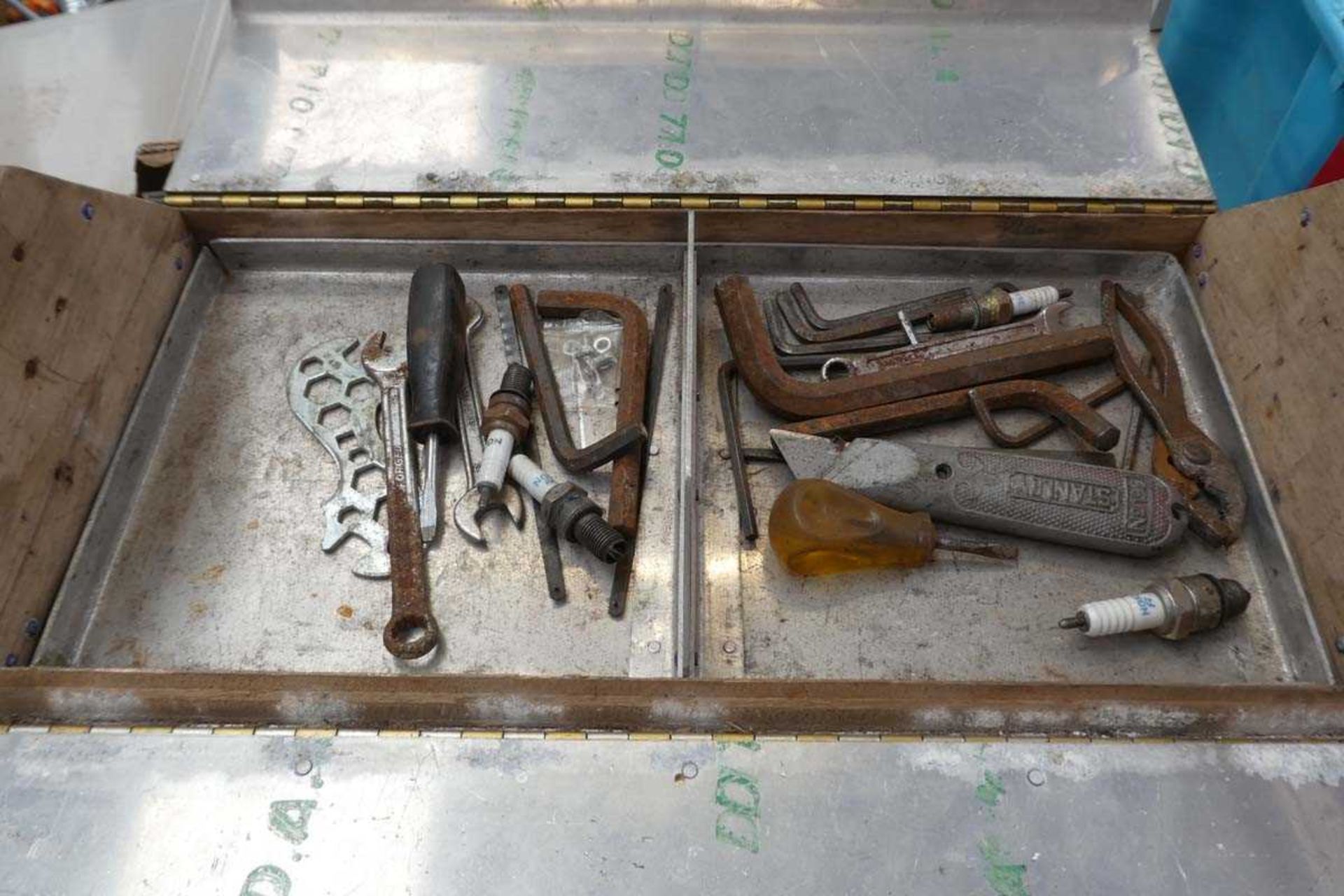 Metal expanding toolbox containing a quantity of mixed tooling - Image 2 of 3