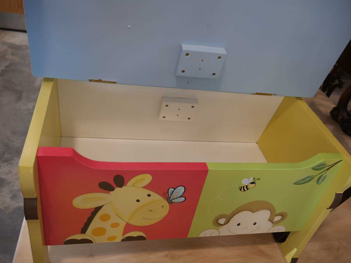 Modern painted nursery storage bench - Image 2 of 2