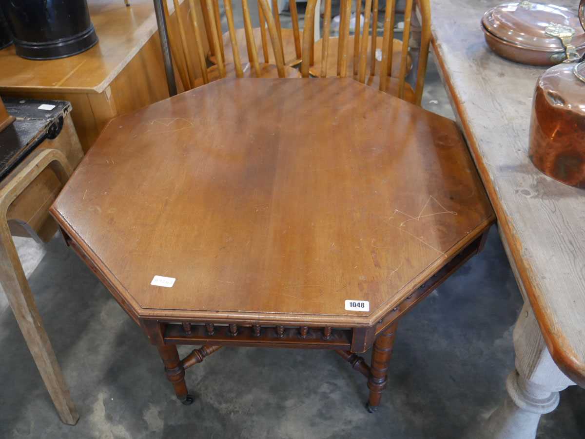 Octagonal mahogany centre table on castors - Image 3 of 3