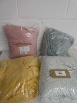 +VAT Bag of 4 blankets incl. 1 in coral fleece, yellow waffle blanket, pale blue waffel blanket