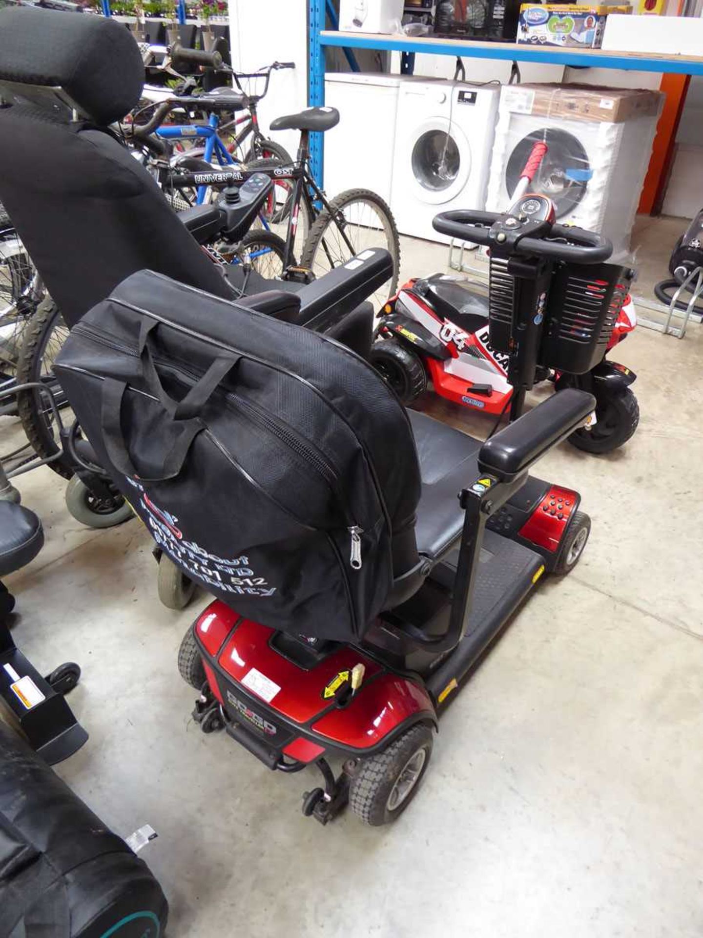 +VAT Gogo 4 wheel battery operated mobility scooter with key - Image 3 of 3
