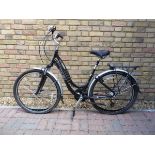 Trek Navigator 2.0 town cycle in black and silver