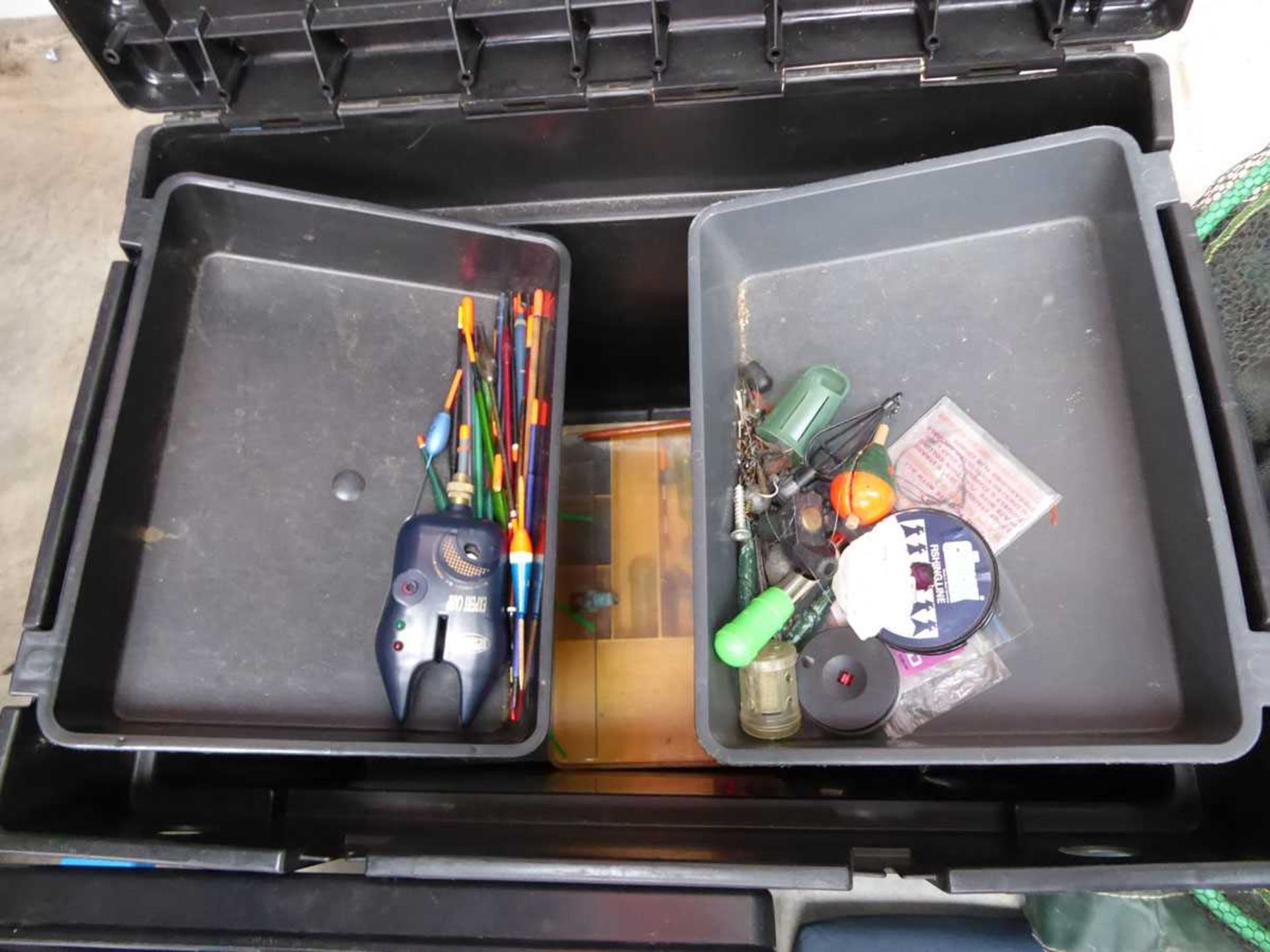 Shakespeare fishing tackle box/ seat containing various fishing tackle plus bag of with landing net, - Bild 3 aus 3