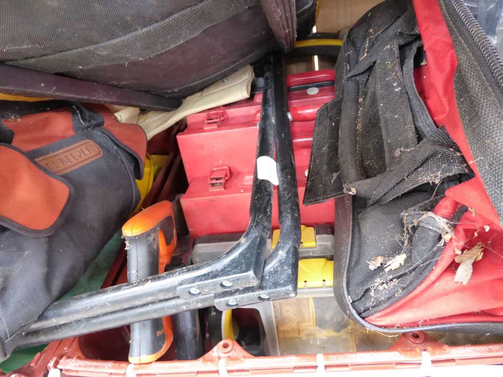 Half an under bay of mixed garage tooling to include mobile 2 wheel tool box, jerry can, tool - Bild 4 aus 5
