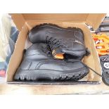Pair of Light Year steel toe safety boots in black size UK 9