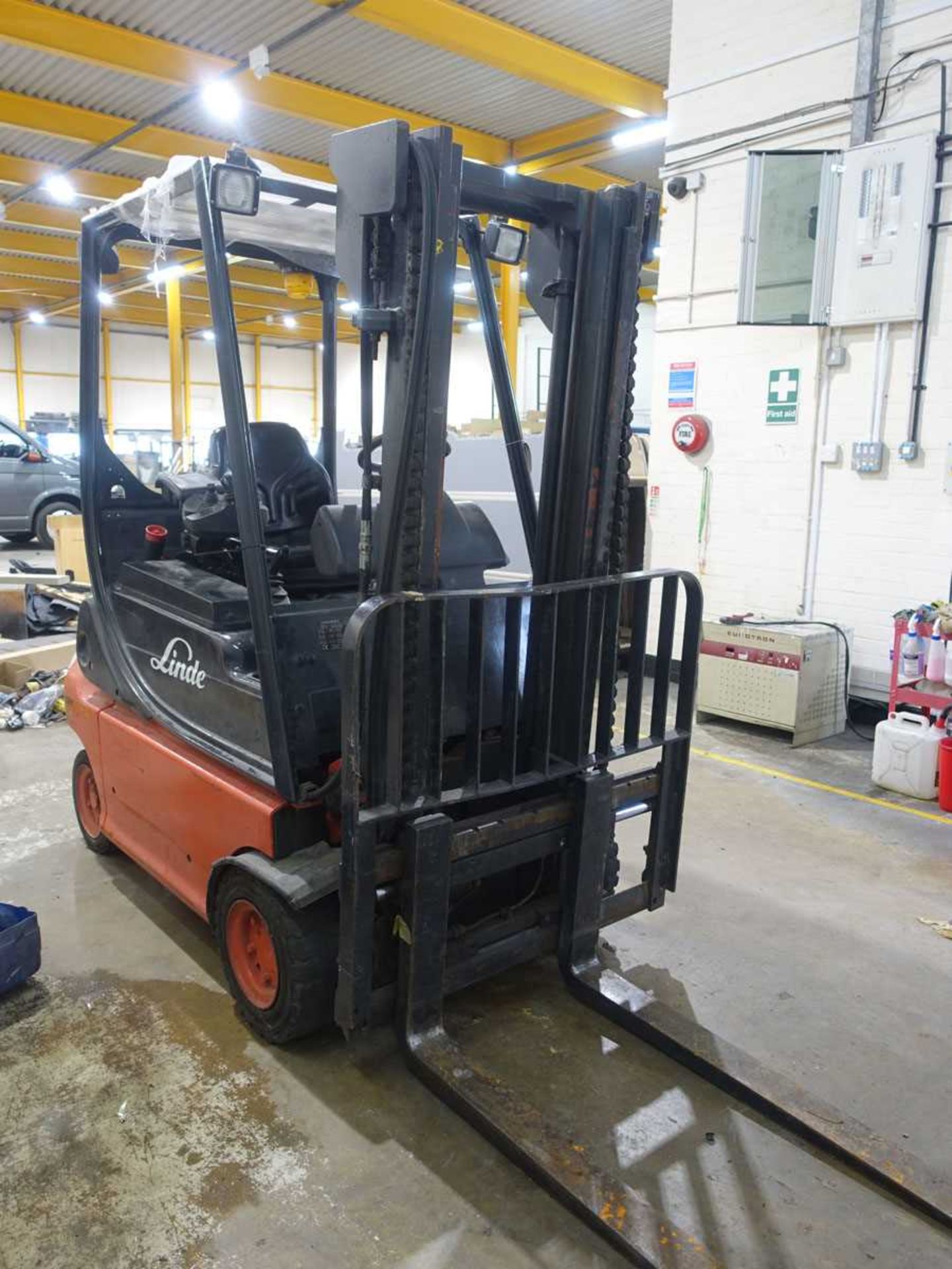 +VAT Linde E16P-02 1.6 tonne electric counterbalance forklift truck with sideshift and charger. - Image 4 of 9