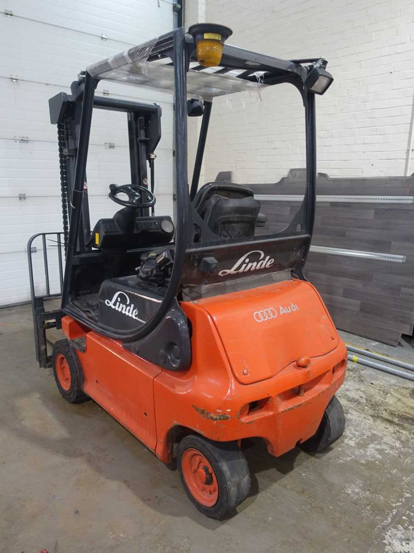 +VAT Linde E16P-02 1.6 tonne electric counterbalance forklift truck with sideshift and charger. - Image 2 of 9