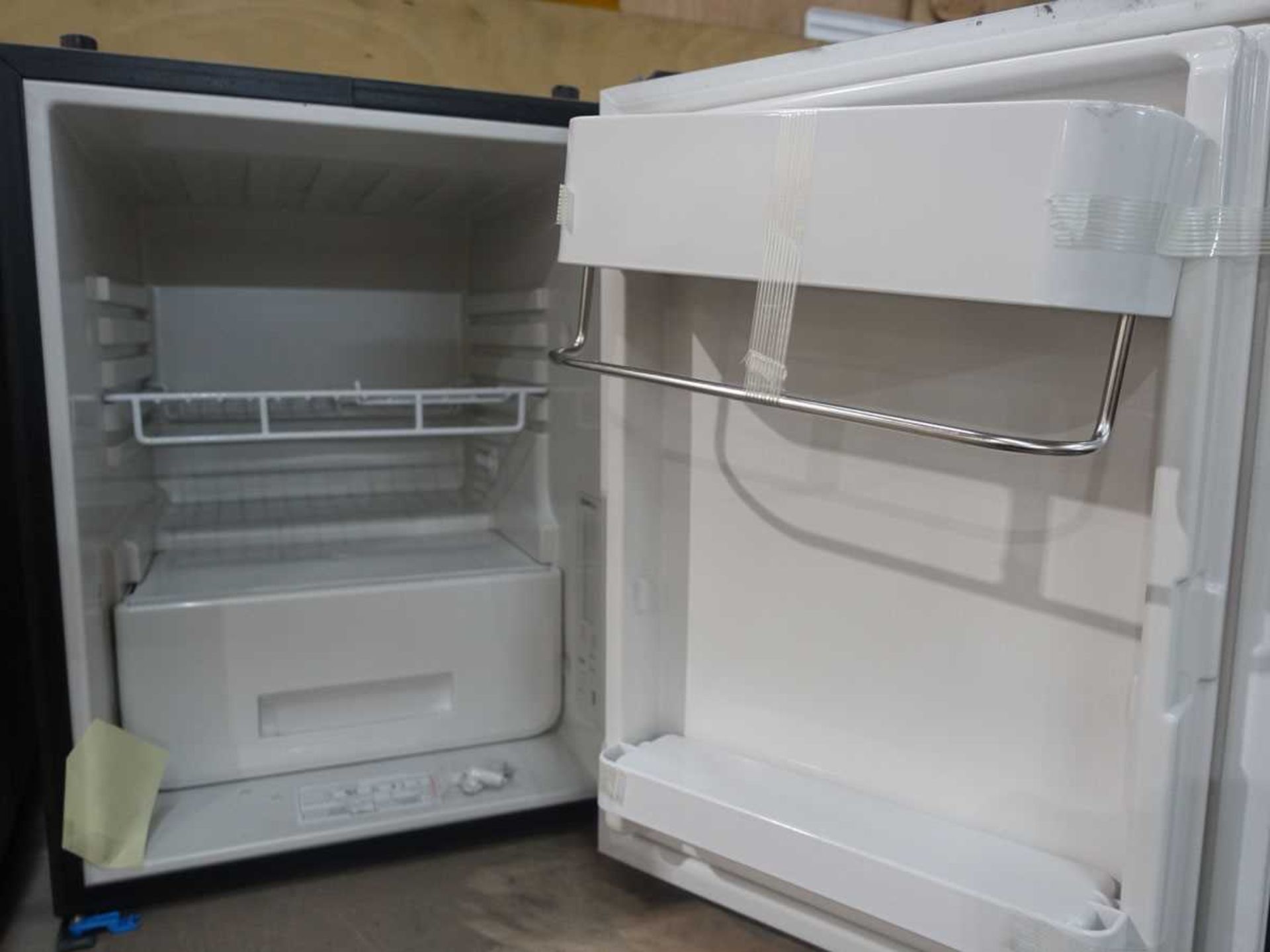 +VAT Five Sanjo refrigerators, for repairs - Image 3 of 4