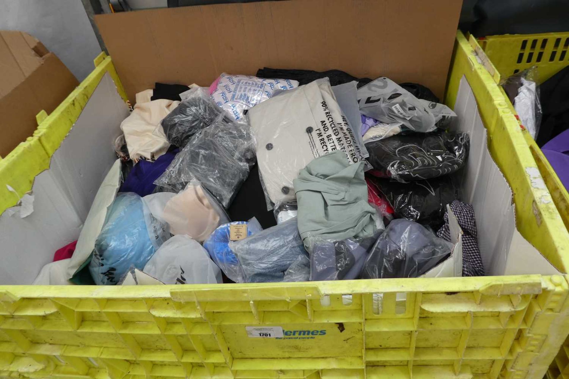 +VAT Pallet containing mixed ladies and men's clothing