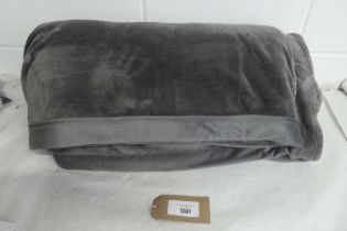 +VAT Kirkland Signature plush blanket in grey (size large)