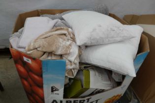 +VAT Pallet containing used bedding, pillows, rugs ect