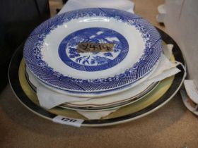 Quantity of collectable plates to include Royal Doulton Shakespeare Editions, Royal Doulton Historic