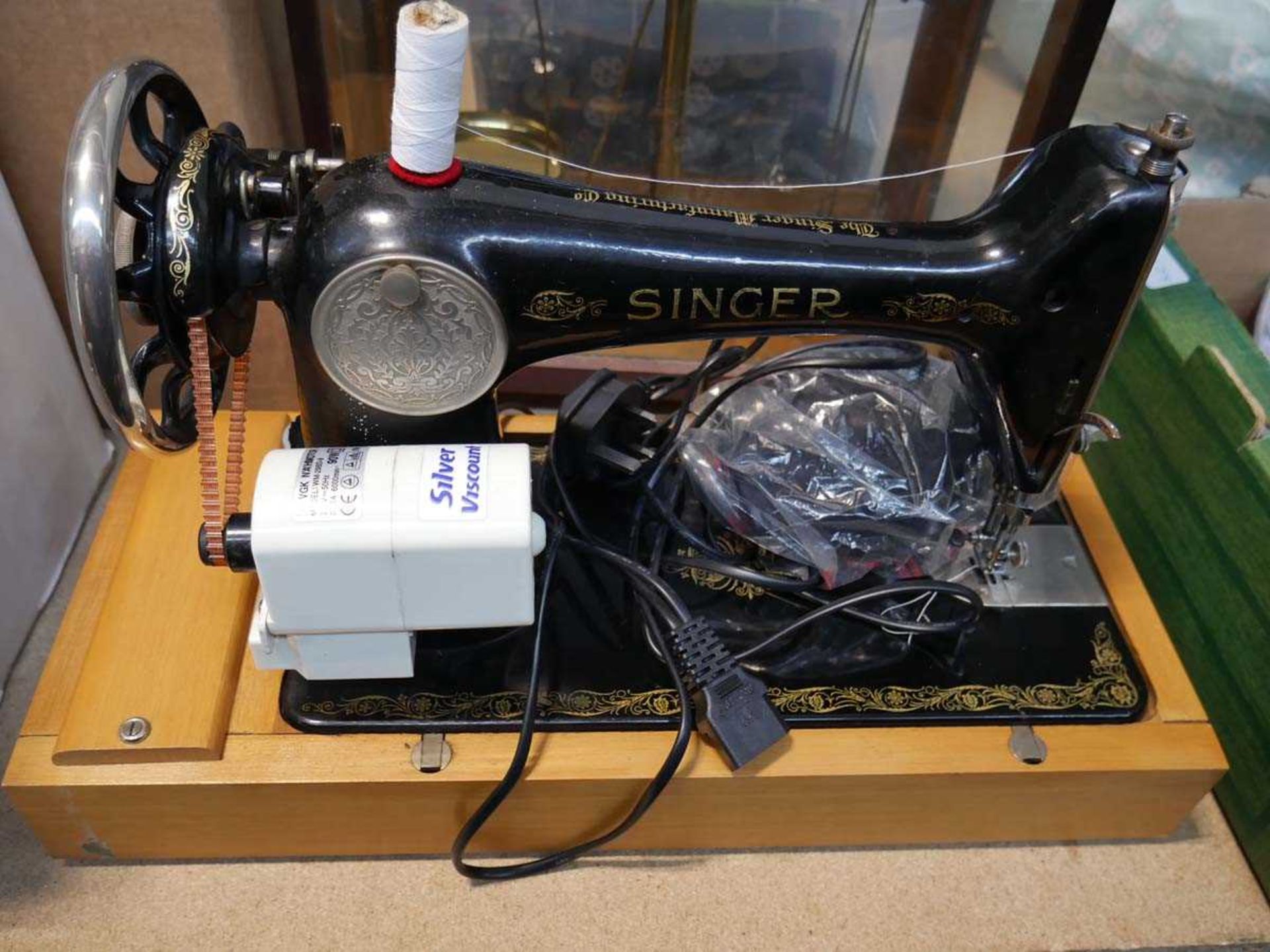 Vintage Singer sewing machine in case