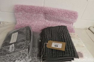 +VAT Selection of bath mats incl. 1 large in pink, 2 small in grey and white, 1 small in grey and