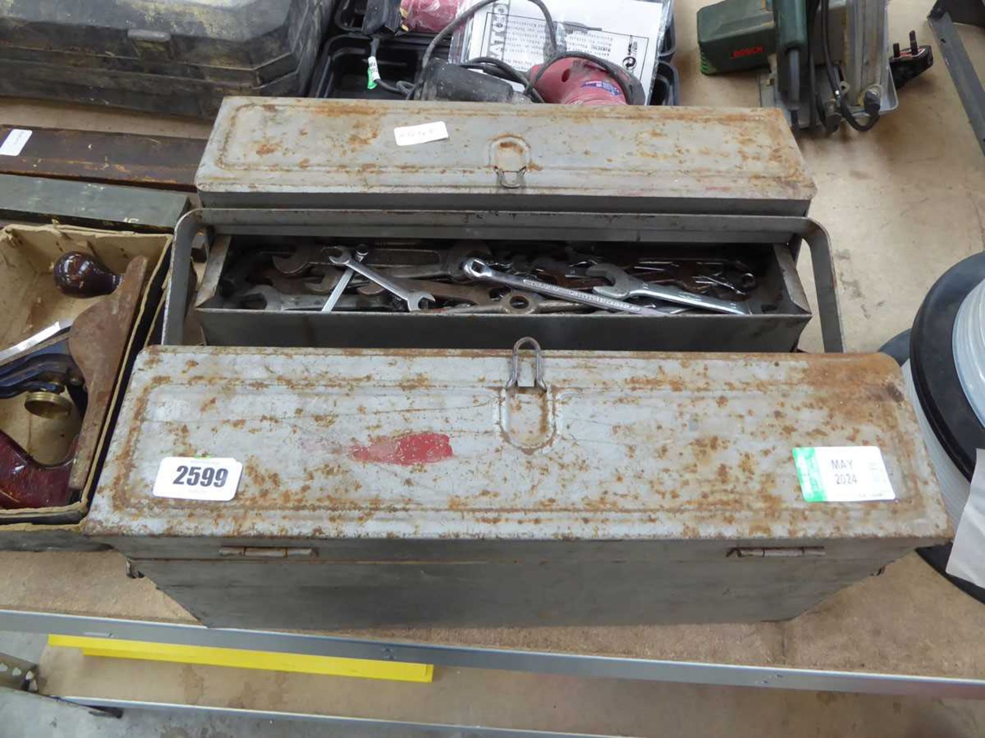 Metal expanding toolbox containing mixed tooling