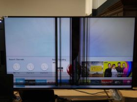 Samsung 55" 4K smart TV (UE55RU7100K) with stand and remote (damage to screen)
