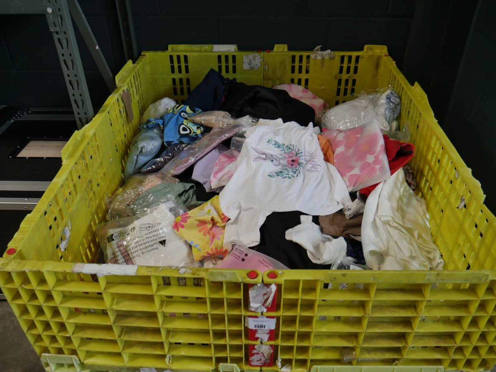 Large pallet containing mixed baby and children's clothing