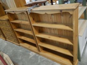 2 bookcases