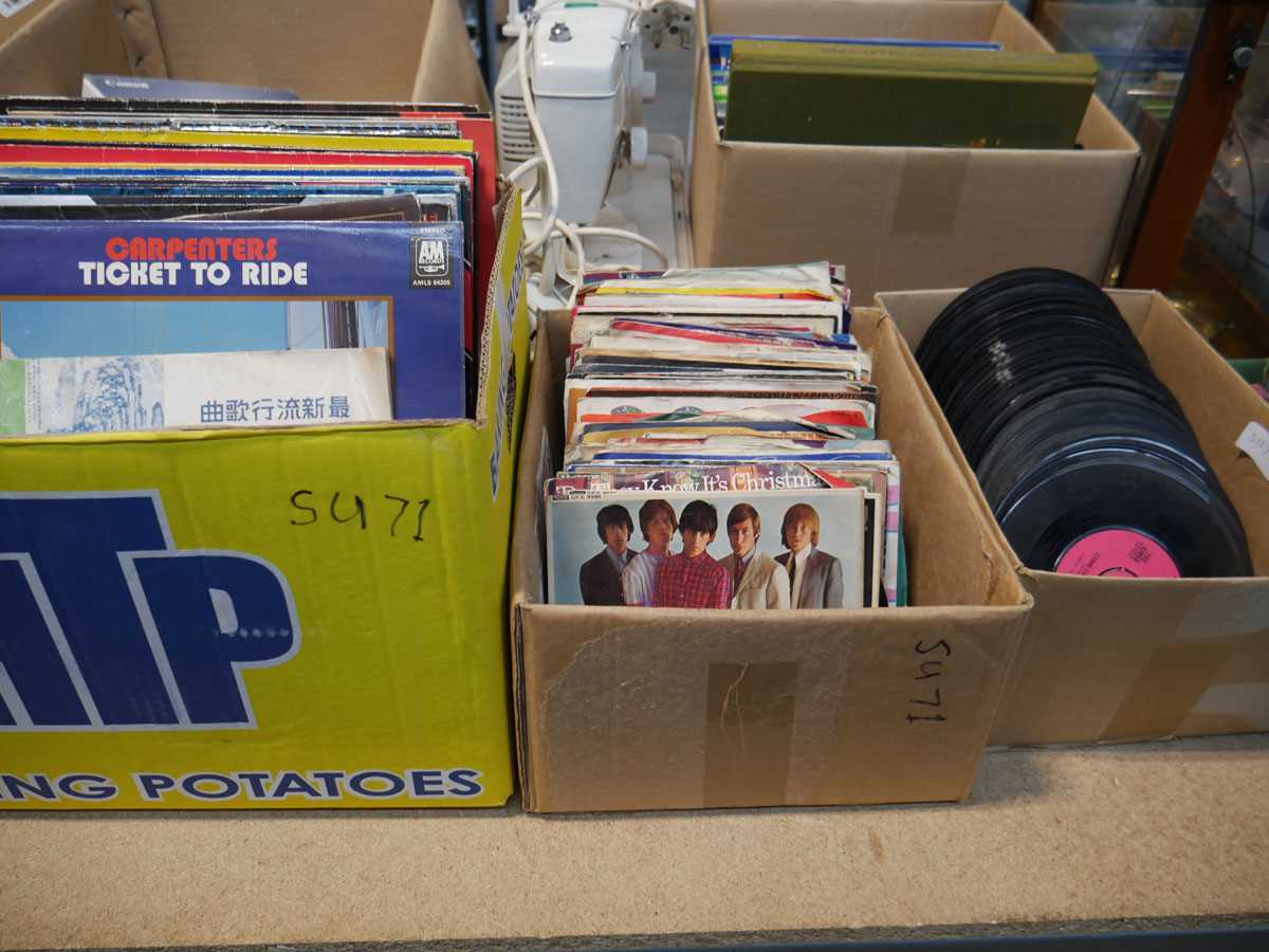 4 boxes containing various vinyls, 7" singles to include classical, The Carpenters, The Prodigy - Image 3 of 4