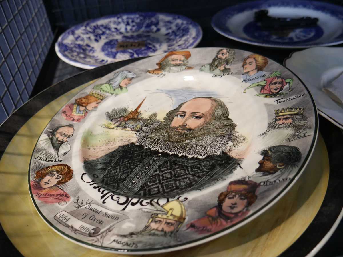 Quantity of collectable plates to include Royal Doulton Shakespeare Editions, Royal Doulton Historic